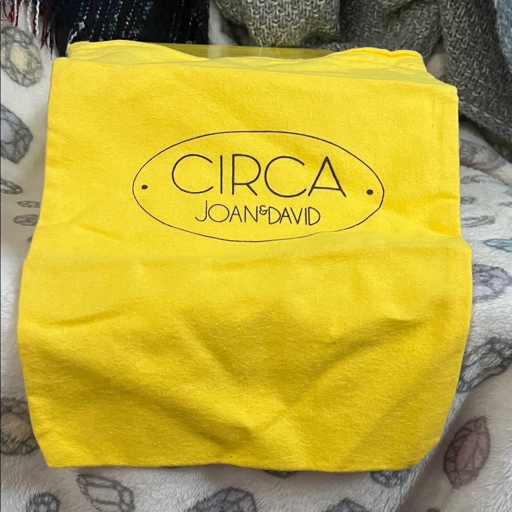 FREE w/ $10+ PURCHASE: Circa Joan & David Shoe Bag and Box